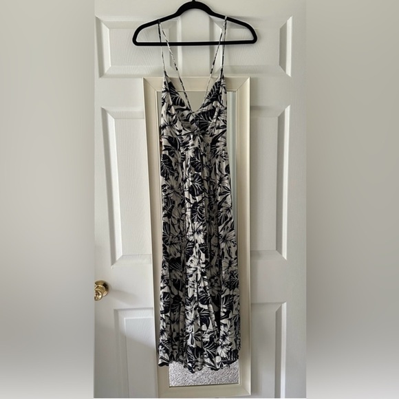 Elegant Black and White Floral Dress - Picture 2 of 2